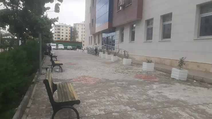 Tapu ve Kadastro XV. Van Bölge Müdürlüğü'nün önüne oturma bankı bırakıldı