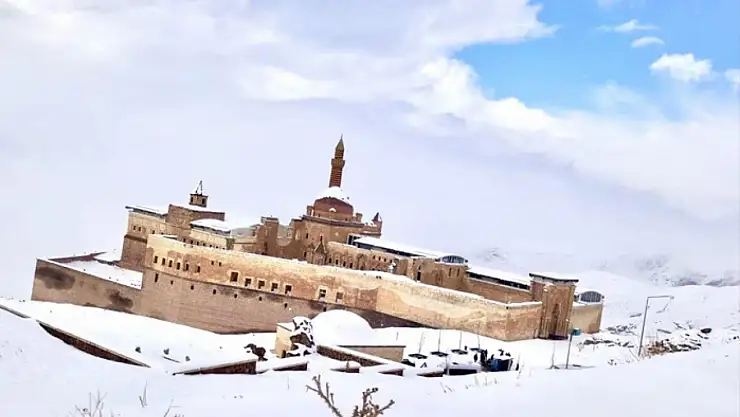 Tarihi saray beyaza büründü