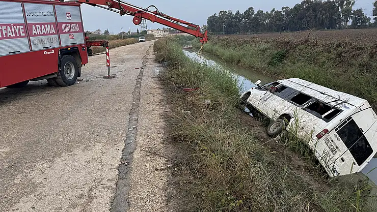 Tarım işçileri taşıyan servis kanala düştü