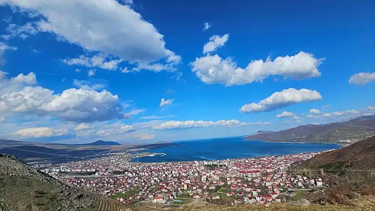 Tatvan semalarındaki bulut geçişleri görsel şölen oluşturdu