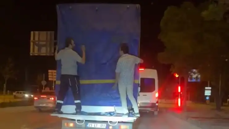 Tehlikeli yolculuk: Kamyonun arkasına tutunarak yolculuk ettiler