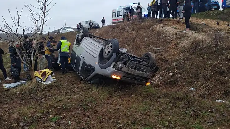 Tekeri patlayan otomobil şarampole uçtu: 8 yaralı