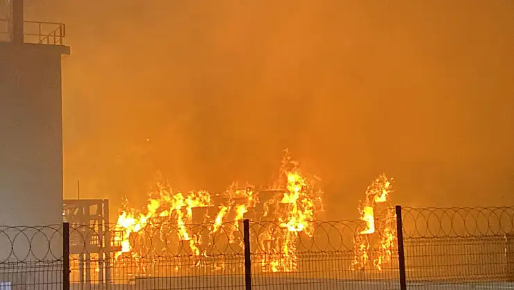 Tekirdağ'da karton fabrikasında yangın: Alevler geceyi aydınlattı