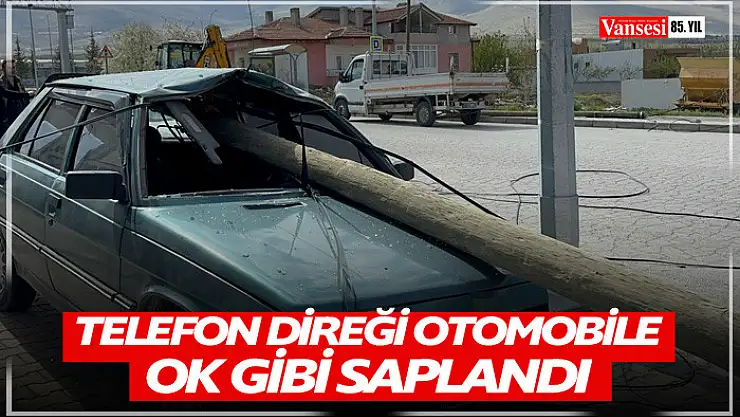 Telefon direği otomobile ok gibi saplandı