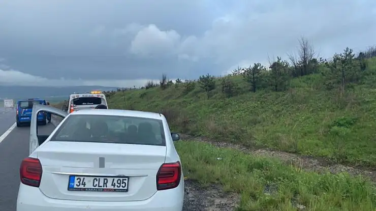 TEM Otoyolu'nda otomobil bariyerlere çarptı: 3 yaralı
