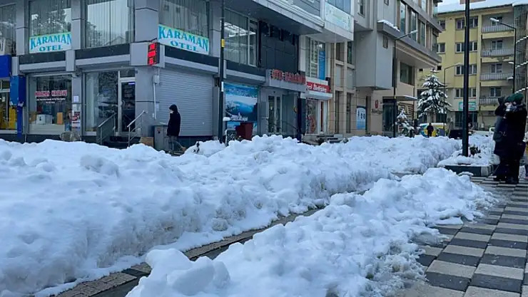 Temizlenmeyen yollar esnafa zor anlar yaşattı