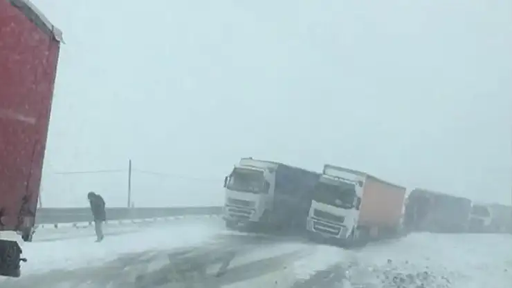 Tipide onlarca tır mahsur kaldı