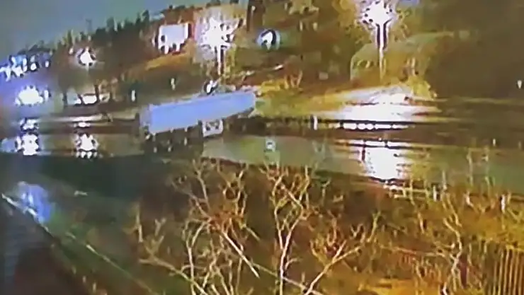 Tır kazası kameraya yansıdı