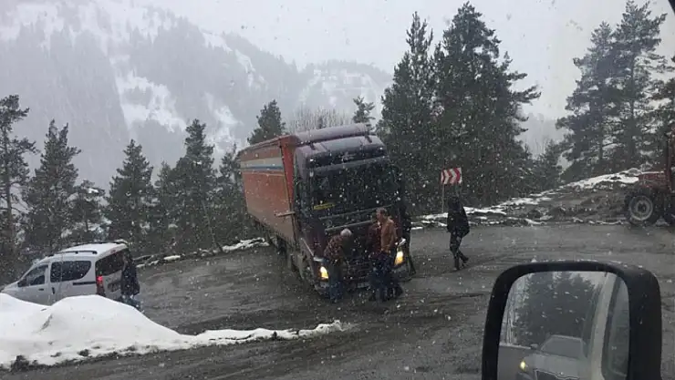 Tır virajı alamadı, yol ulaşıma kapandı