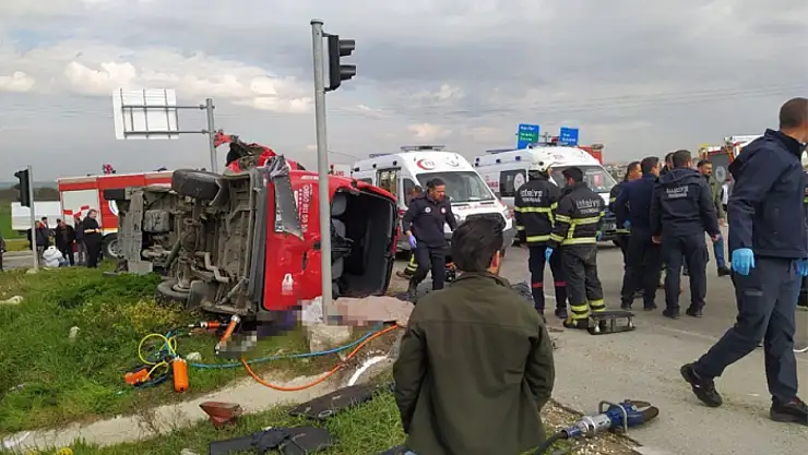 Tır, yolcu minibüsüne çarptı: Ölü ve yaralılar var