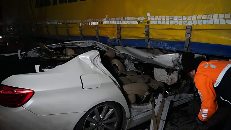 Tırın altında kalan otomobil hurdaya döndü: 1 ağır yaralı