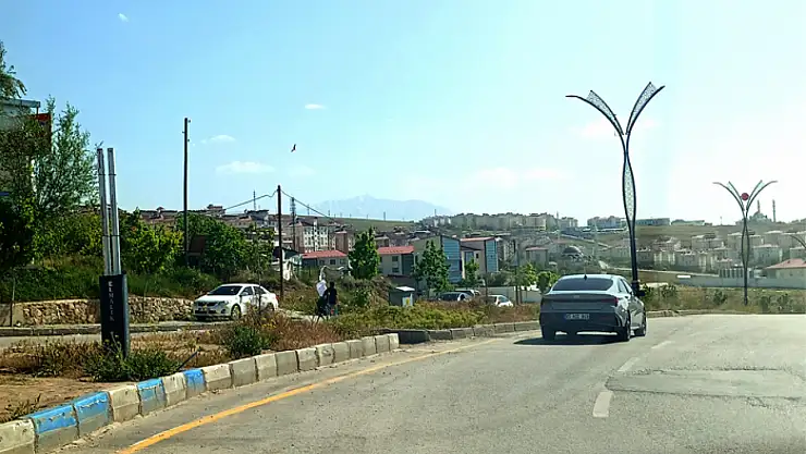 TOKİ yolunda devrilen direklerin yerine yenileri dikilmedi