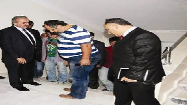Vali, kiracıların konutlarını inceledi