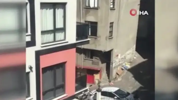 Toplu arı paniği kamerada: Vatandaşlar pencereleri açamadı