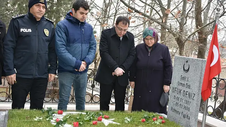 Tosyalı şehit Ufuk Deniz kabri başında anıldı