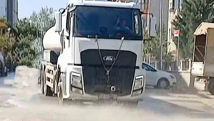 Tozlu yollarda sulama çalışmaları devam ediyor