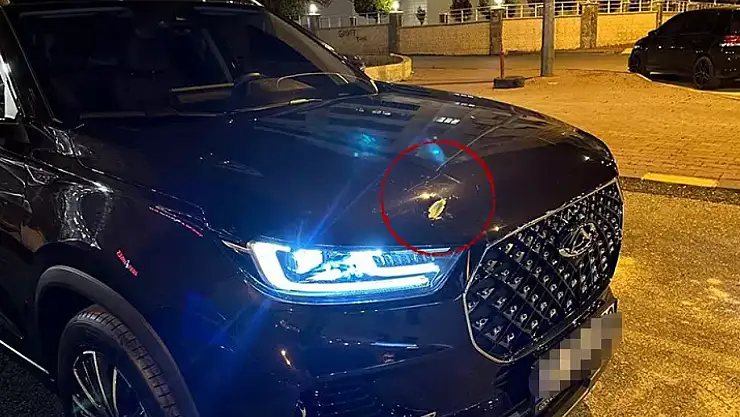 Trafikte silahlı çatışma: Mermiler otomobil ve evlere isabet etti