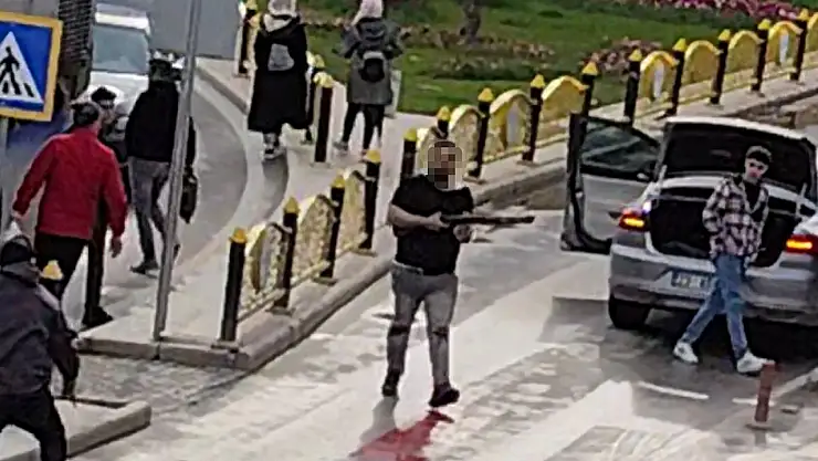 Trafikte tartışan sürücü, aracının bagajından pompalı tüfek çıkardı