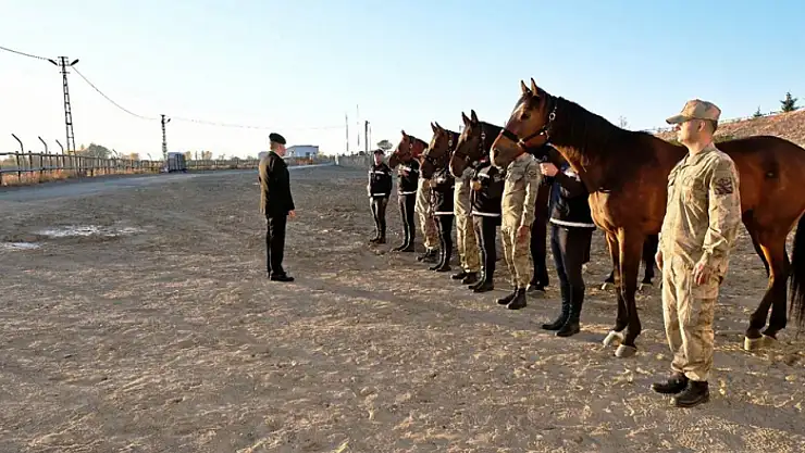 Tuğgeneral Avkıran'dan atlı jandarma timine ziyaret