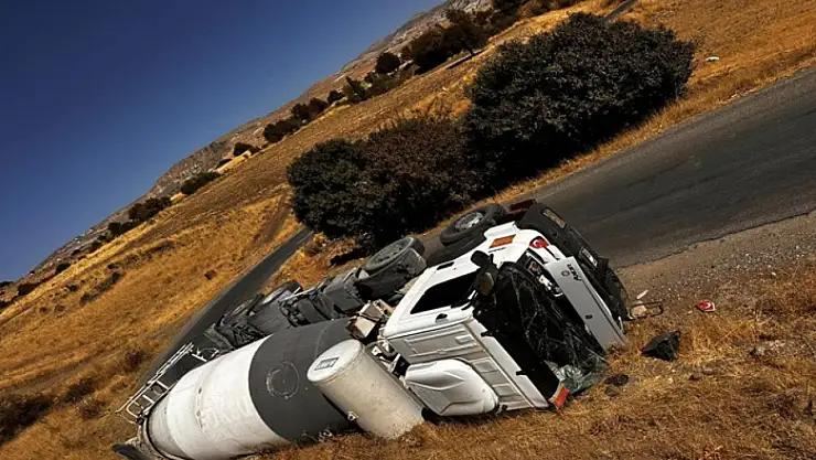 Tunceli'de beton mikseri ve tır devrildi