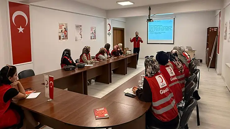 Türk Kızılay Van Kadın Kolları'na sertifikalı ilk yardım eğitimi