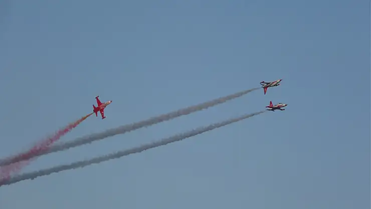 Türk Yıldızları'ndan nefes kesen gösteri