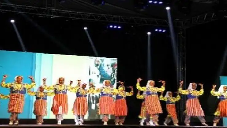 Kürtçe şarkılarla Vanlıları coşturdular