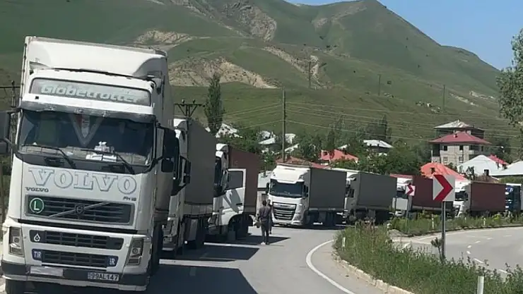 Türkiye-İran sınırında 2 kilometrelik tır kuyruğu
