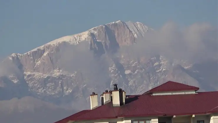 Türkiye'nin 2. zirvesine mevsimin ilk karı düştü