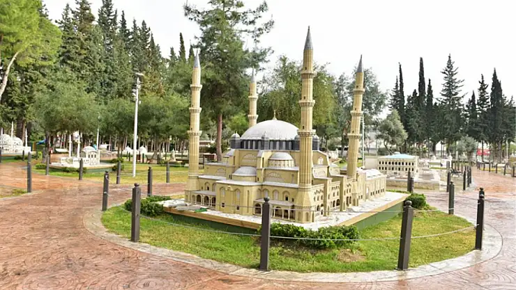 Türkiye'nin 81 ilindeki mimari eserler minyatürleriyle sergileniyor