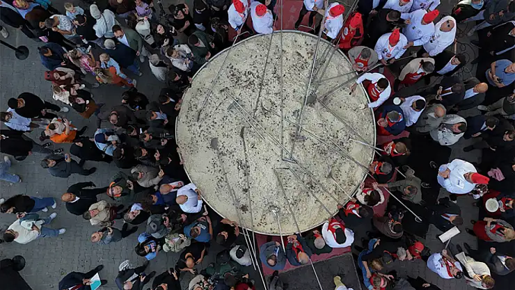Türkiye'nin en büyük tenceresinde 6 ton pilav pişirildi