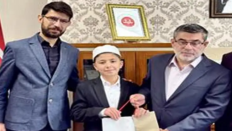 Türkmenoğlu, 3 ayda Kur'an-ı ezberleyen Davut'u tebrik etti
