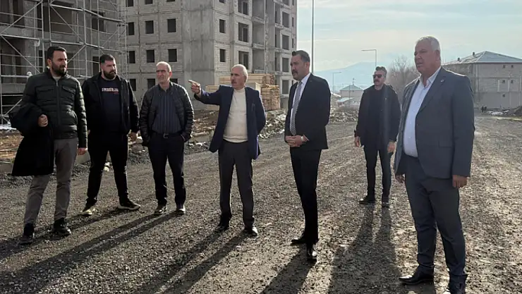 Türkmenoğlu, yapımı devam eden TOKİ konutlarını inceledi