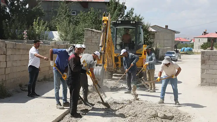 Tuşba Belediyesi, bozuk yollarda yama çalışmalarına devam ediyor