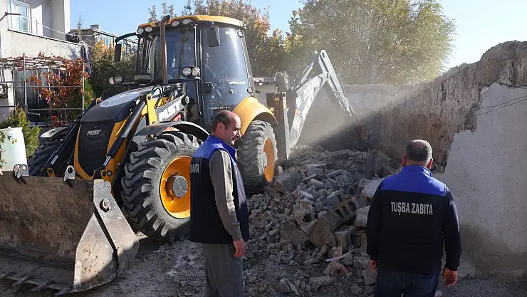 Tuşba'da halk sağlığını tehdit eden ahırların yıkımına devam ediyor