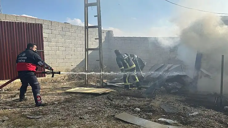 Tuşba'da konteyner yangını