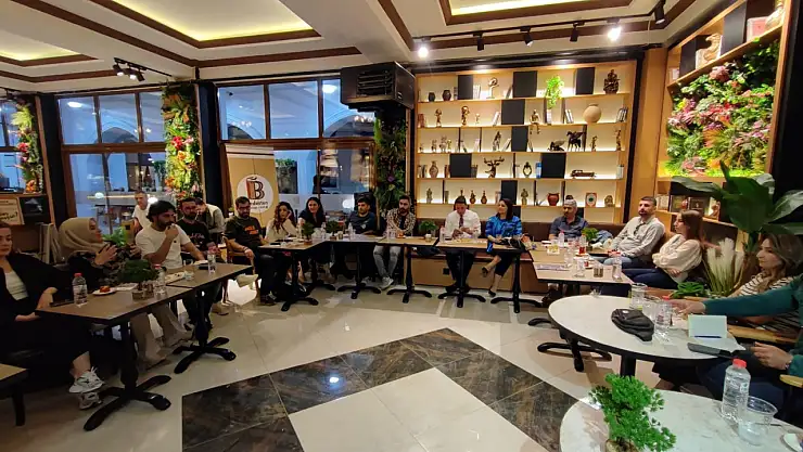 Tuşba Kaymakamı Musa Göktaş, öğretmenlerle kitap tahlil etkinliğinde buluştu