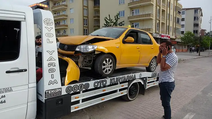 Üç aracın karıştığı kazada 1 kişi yaralandı