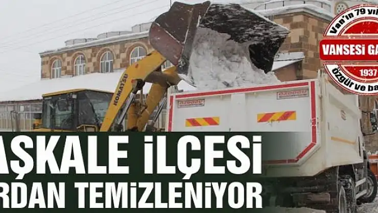 Başkale kardan temizleniyor