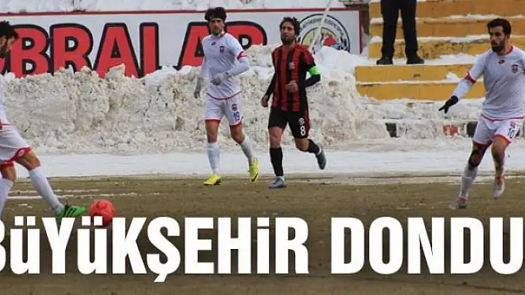 BÜYÜKŞEHİR SAHASINDA DONDU!