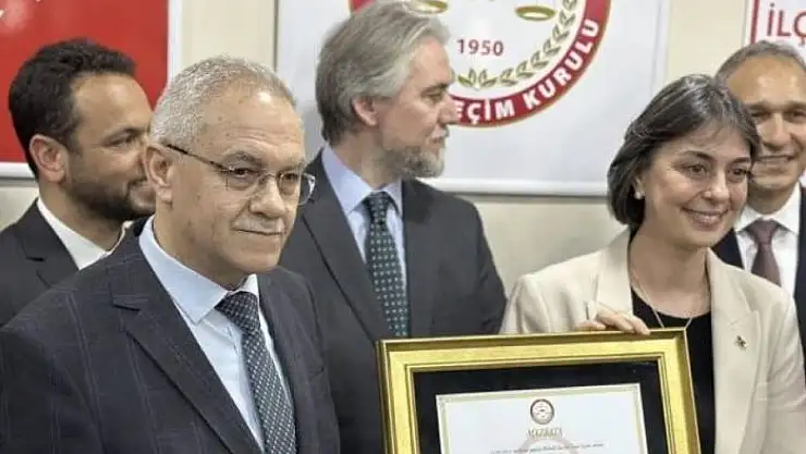 Üsküdar Belediye Başkanı Sinem Dedetaş mazbatasını aldı