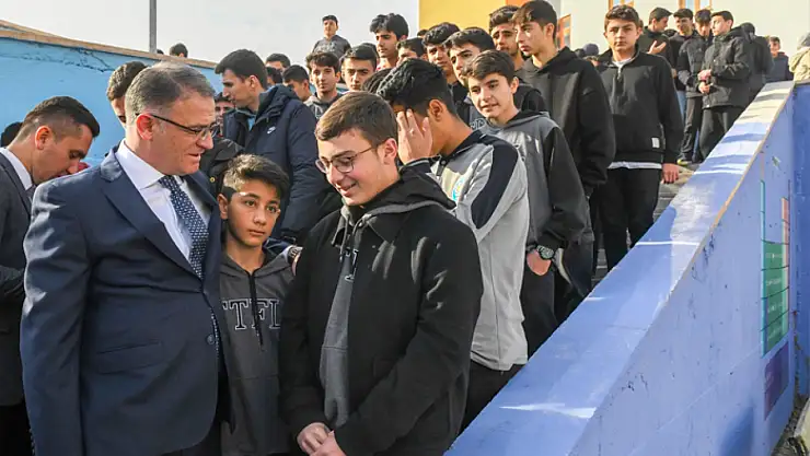 Vali Balcı, Edremit Türk Telekom Fen Lisesi'ni ziyaret etti