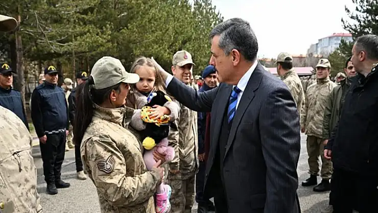 Vali Çiftçi Mehmetçikle bayramlaştı