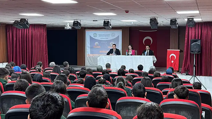 Vali yardımcıları ve kaymakam öğrencilerle buluştu