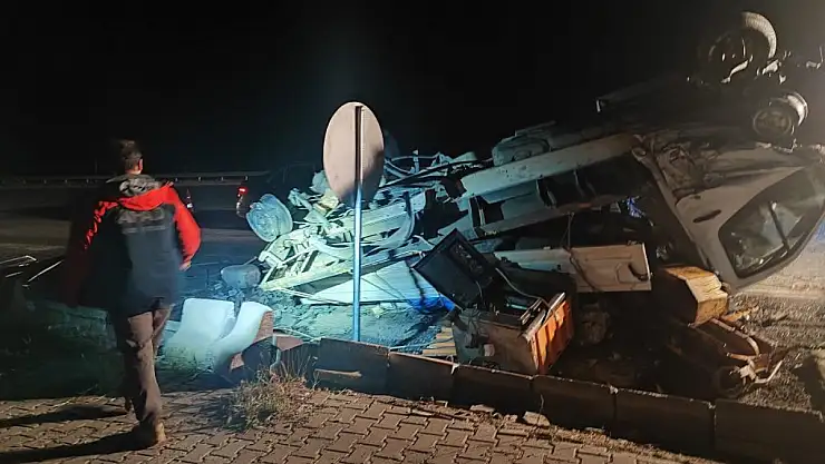 Van'a gelen kamyonet takla attı: yaralılar var...