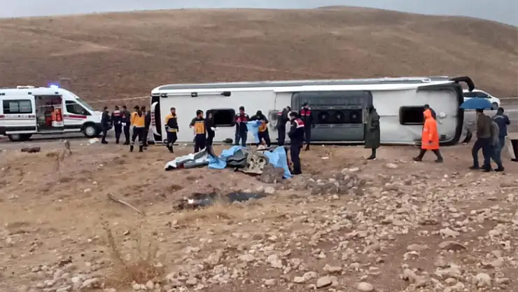 Van'a gelen yolcu otobüsü devrildi: 7 ölü, 40 yaralı
