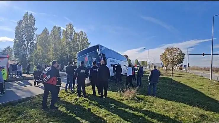 Van'a gelen yolcu otobüsüne hafriyat kamyonu çarptı