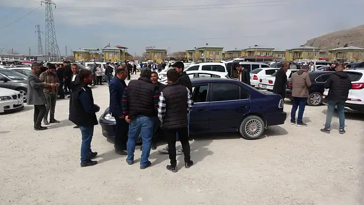 Van açık oto pazarı bayram öncesi yoğun ilgi gördü