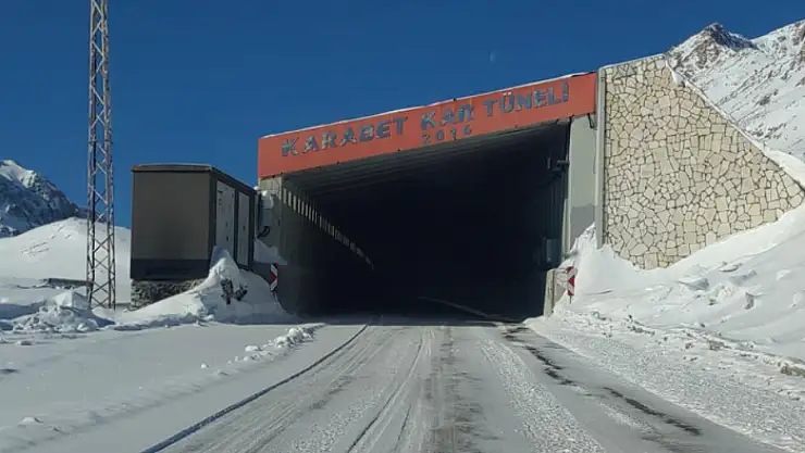 Van-Bahçesaray yolu ulaşıma kapatıldı