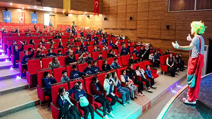 Van Büyükşehir Belediyesi çocukları tiyatro ile buluşturuyor